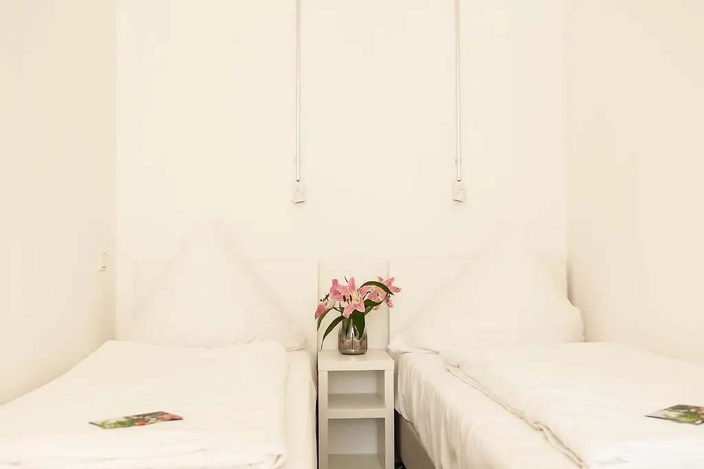 Apartment&Rooms Near Brandenburg Gate Berlin Almanya